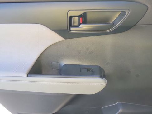 Used 2023 Toyota Highlander LE image 9