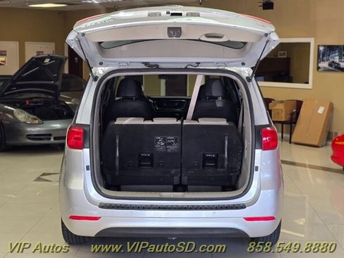 Used 2017 Kia Sedona LX w/ LX Essentials Premium Package FWD image 9