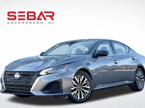Used 2024 Nissan Altima 2.5 SV FWD image 1