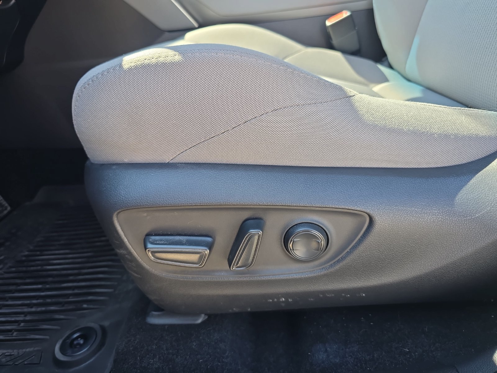 Used 2024 Toyota Venza LE AWD/4WD image 26