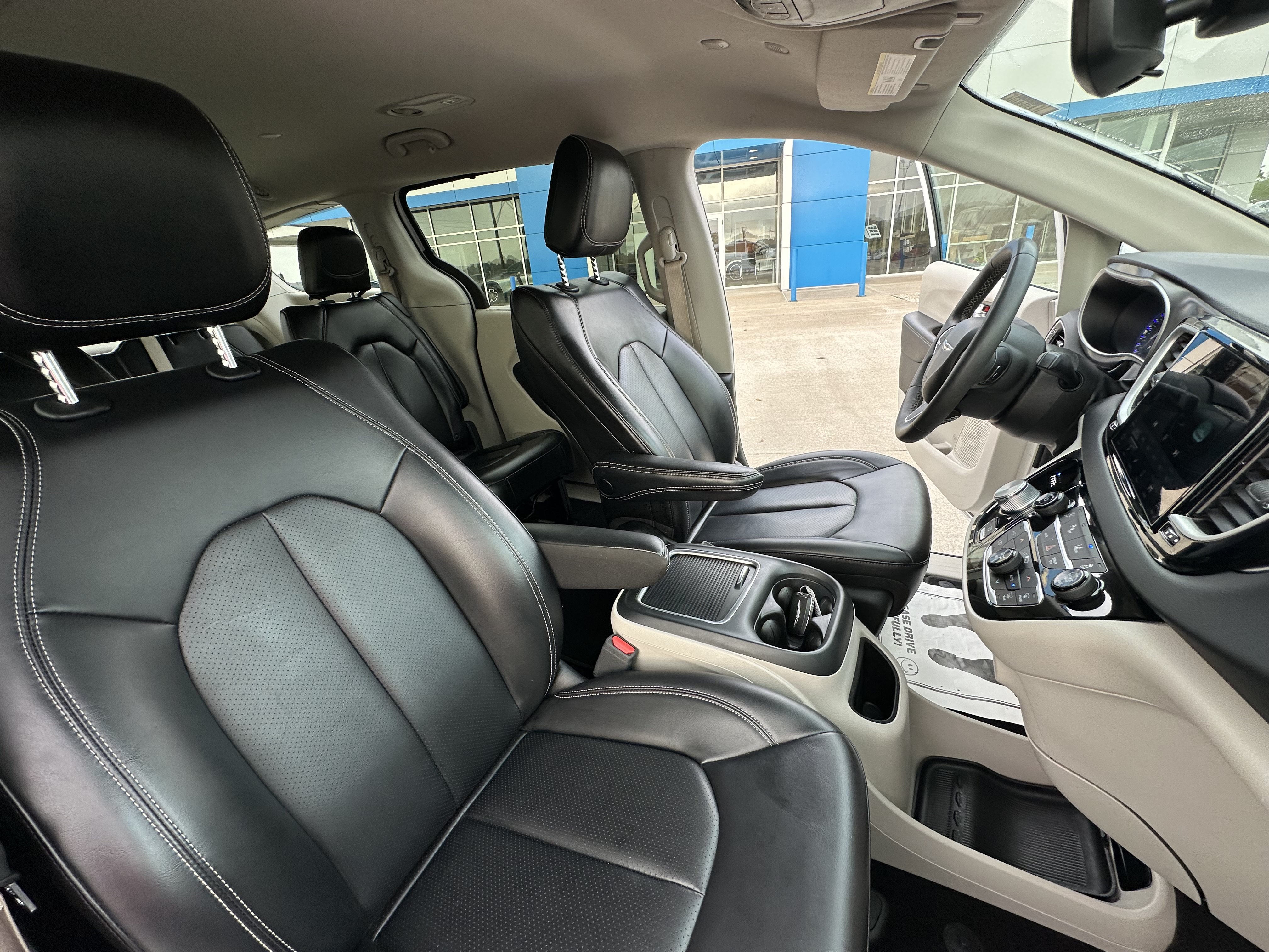 Used 2023 Chrysler Pacifica Touring-L FWD image 42