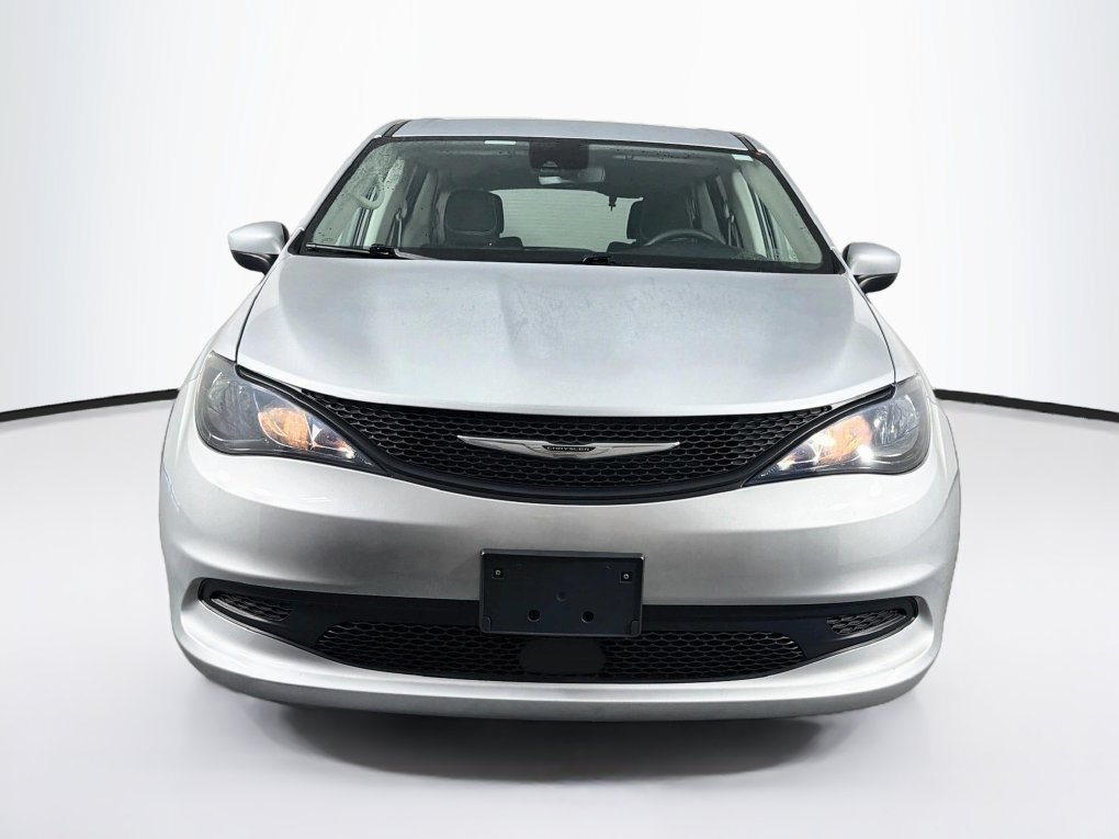Used 2023 Chrysler Voyager LX FWD image 2
