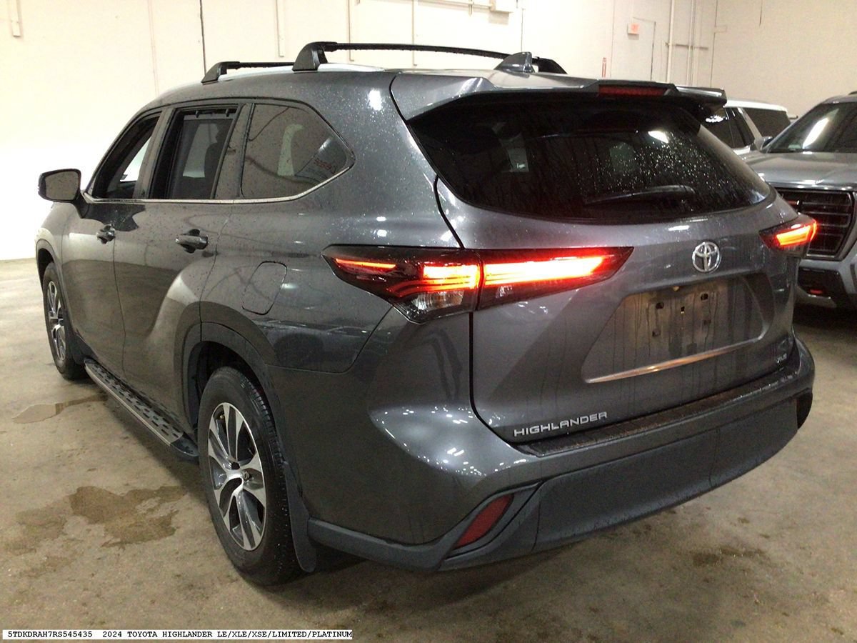 Used 2024 Toyota Highlander XLE FWD image 6