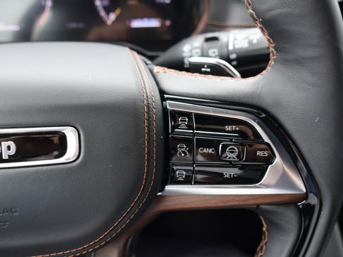 Used 2025 Jeep Grand Cherokee Summit w/ Obsidian Package AWD/4WD image 34