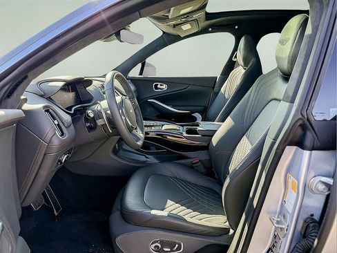 Used 2024 Aston Martin DBX image 18