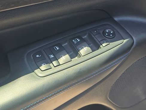 Used 2018 Jeep Grand Cherokee Laredo AWD/4WD image 18