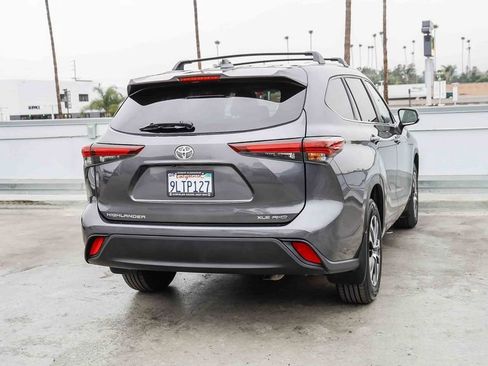 Used 2024 Toyota Highlander XLE AWD/4WD image 9