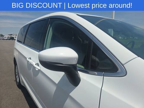 Used 2023 Chrysler Pacifica Touring-L FWD image 6