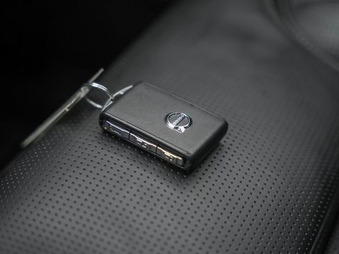 Certified 2023 Volvo XC60 B5 Ultimate w/ Climate Package image 42