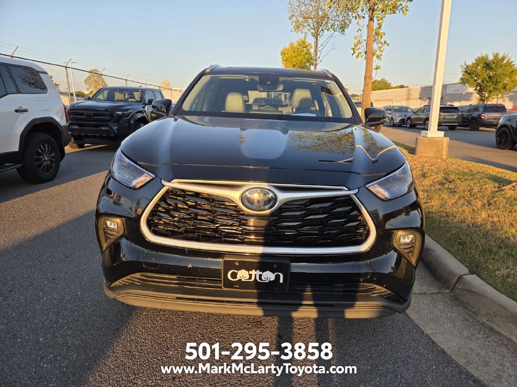 Used 2022 Toyota Highlander XLE FWD image 2