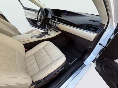 Used 2017 Lexus ES 350 w/ Luxury Package image 26