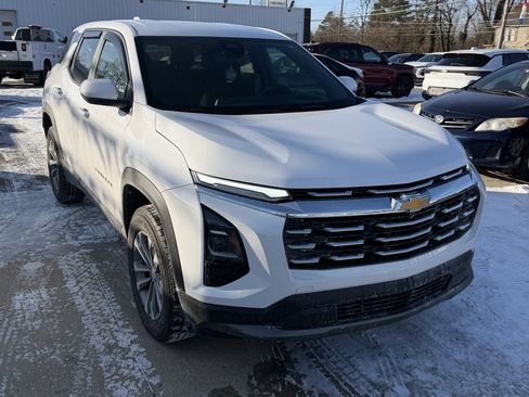 Used 2025 Chevrolet Equinox LT image 2