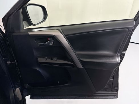 Used 2018 Toyota RAV4 Limited image 33