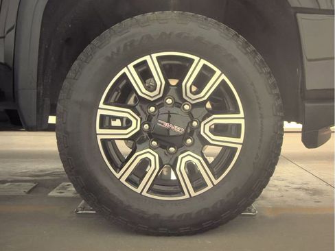 Used 2022 GMC Sierra 2500 AT4 w/ AT4 Premium Plus Package image 9