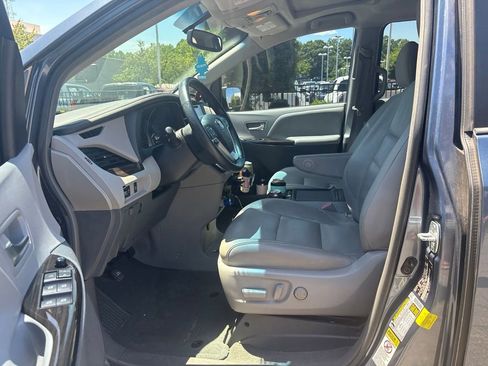 Used 2017 Toyota Sienna XLE FWD image 17