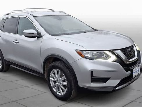 Used 2020 Nissan Rogue SV image 2