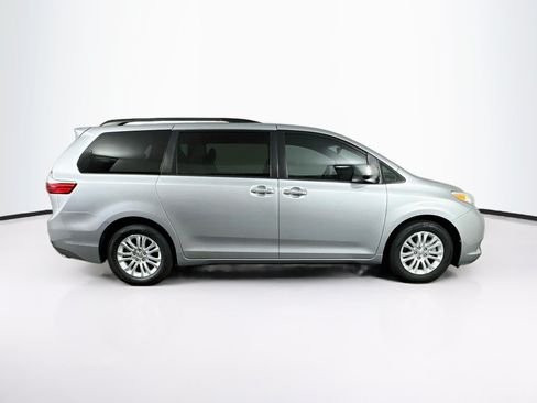 Used 2016 Toyota Sienna XLE w/ XLE Navigation Package FWD image 10