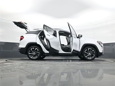 Used 2024 GMC Terrain SLT image 33