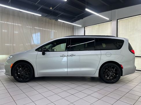 Used 2026 Chrysler Pacifica Limited w/ S Appearance Package FWD image 8
