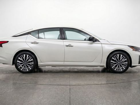 Used 2025 Nissan Altima 2.5 SV FWD image 11