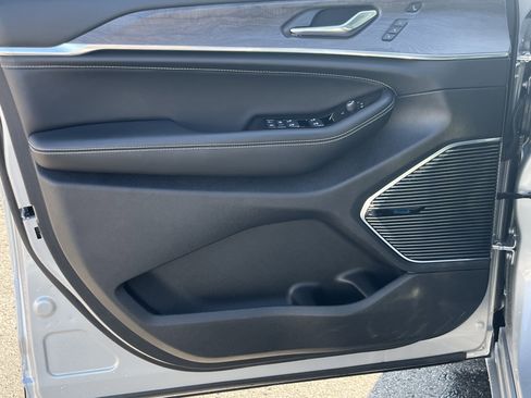 Used 2024 Jeep Grand Cherokee Overland w/ Advanced Protech Group III image 15