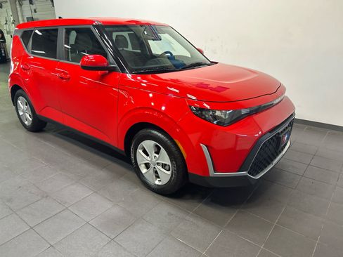 Used 2023 Kia Soul LX w/ LX Technology Package FWD image 2