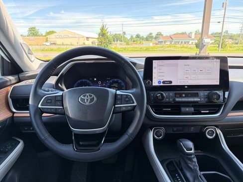 Used 2024 Toyota Grand Highlander AWD image 13