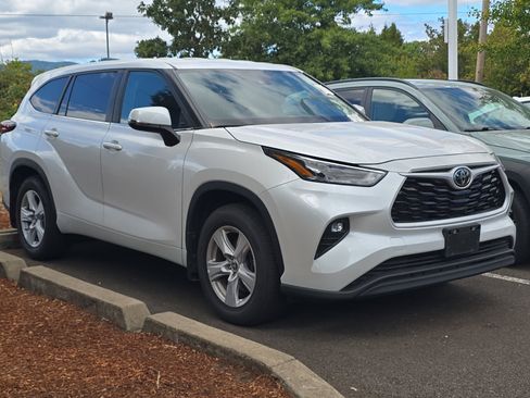 Used 2025 Toyota Highlander LE AWD/4WD image 2