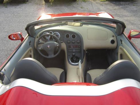 Used 2006 Pontiac Solstice Convertible w/ Premium Package RWD image 8