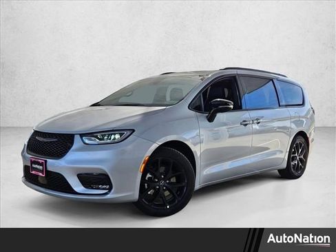 New 2026 Chrysler Pacifica Limited image 1