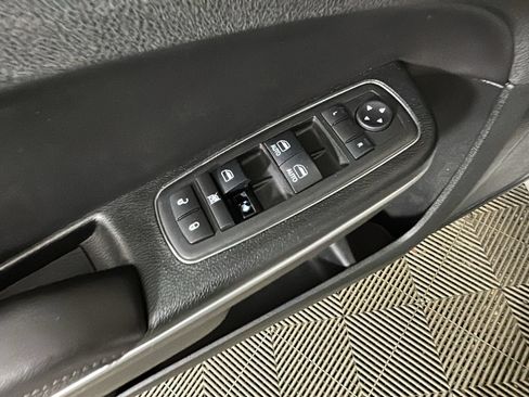 Used 2018 Chrysler 300 Limited AWD/4WD image 12