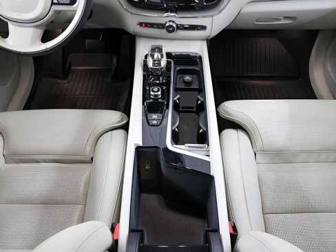 Certified 2023 Volvo XC60 B5 Ultimate w/ Climate Package image 17