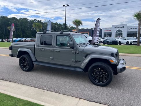 Used 2023 Jeep Gladiator Overland AWD/4WD image 2