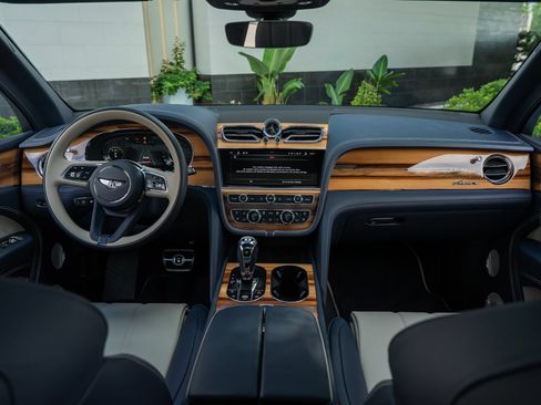 Used 2025 Bentley Bentayga Extended Wheelbase AWD/4WD image 4