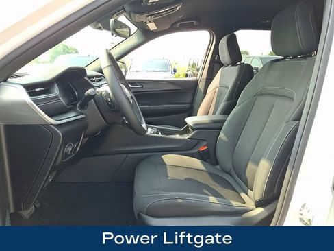 Used 2024 Jeep Grand Cherokee Laredo w/ Luxury Tech Group I AWD/4WD image 2