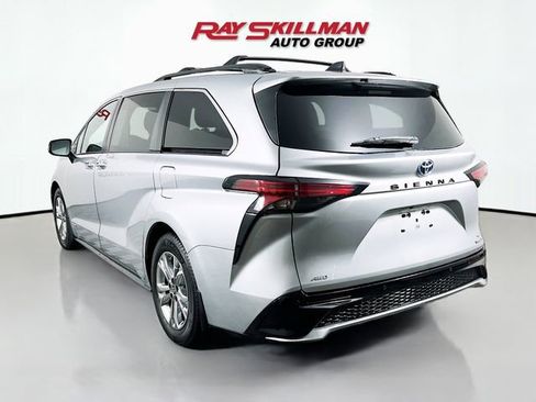 Used 2021 Toyota Sienna XSE image 5