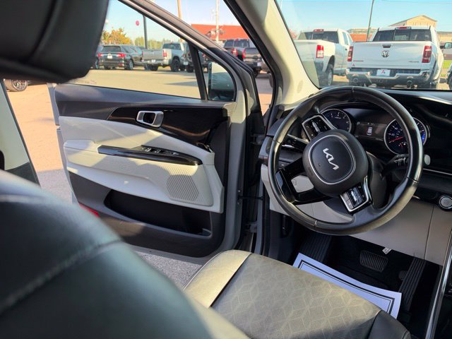 Used 2022 Kia Carnival EX FWD image 19