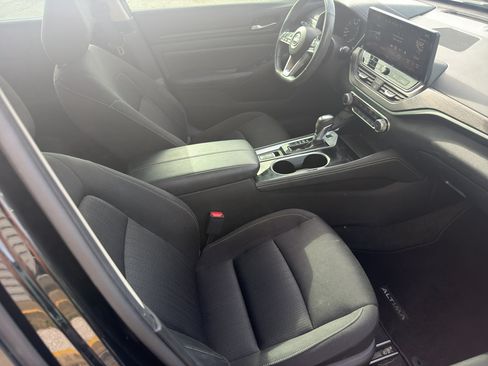 Used 2024 Nissan Altima 2.5 SV w/ SV Premium Package FWD image 11