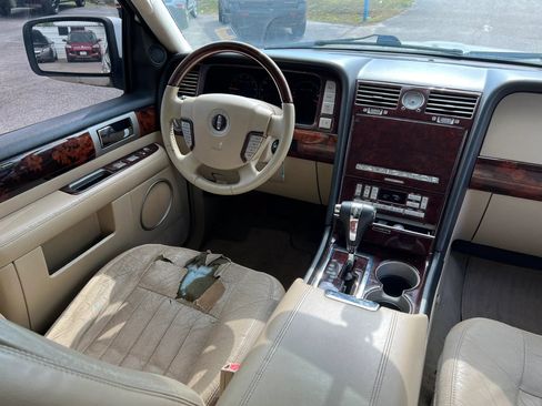 Used 2006 Lincoln Navigator Luxury RWD image 16