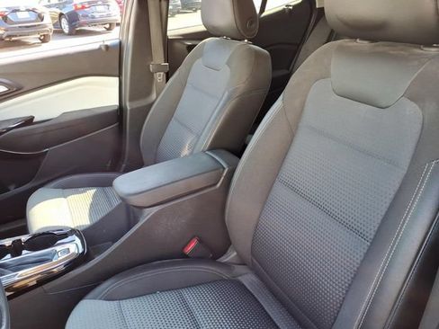 Used 2025 Chevrolet Trax LT FWD image 14