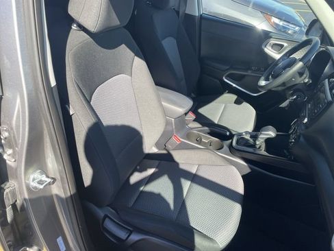 Used 2025 Kia Soul LX w/ LX Technology Package FWD image 41