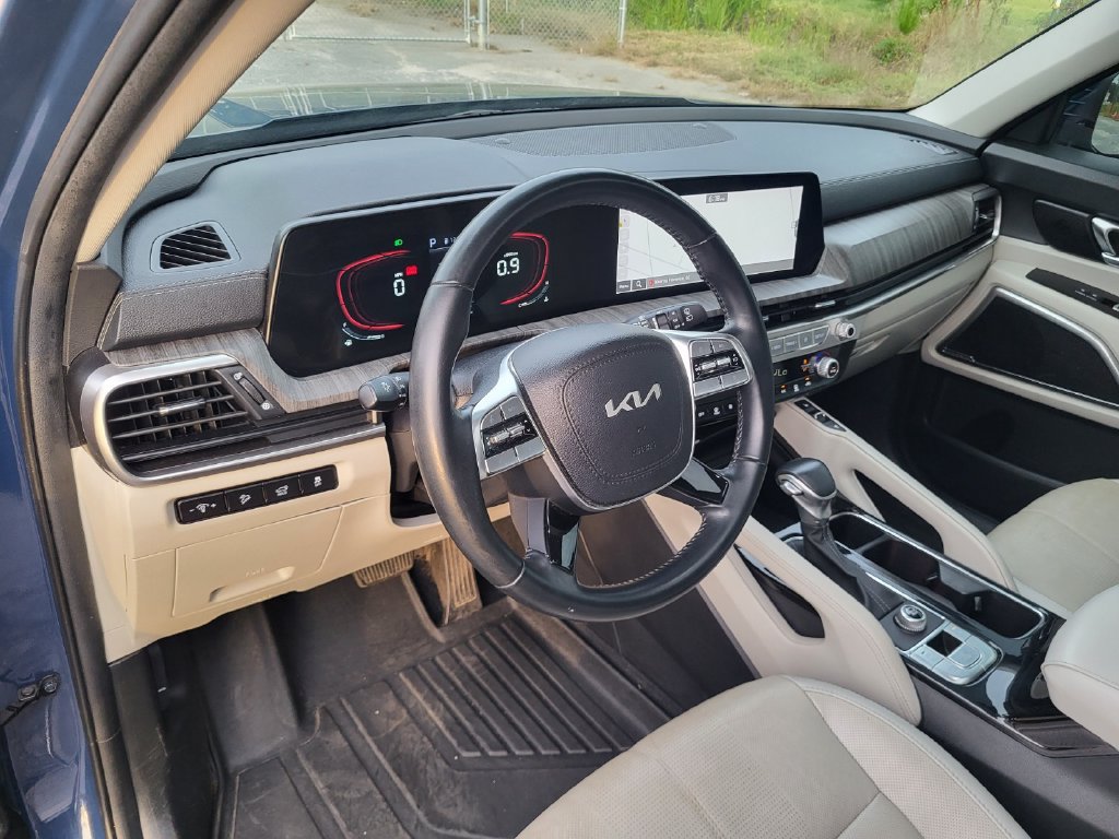 Used 2024 Kia Telluride EX w/ EX Captain's Chair Package FWD image 10