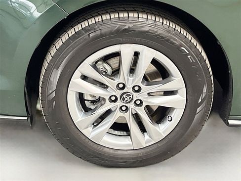 Used 2022 Toyota Sienna Limited image 35