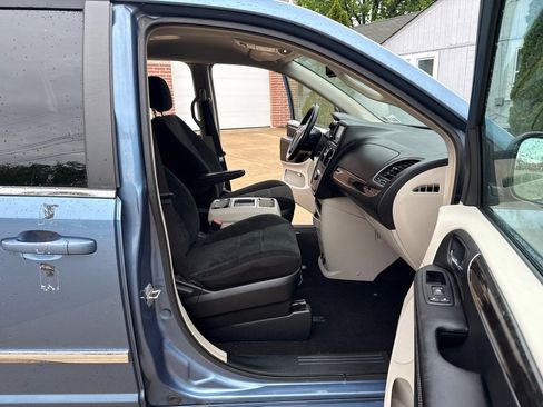 Used 2012 Chrysler Town & Country Touring FWD image 11