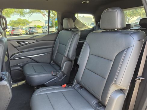 Used 2025 Chevrolet Traverse LT FWD image 23