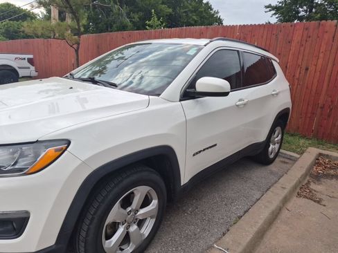 Used 2018 Jeep Compass Latitude FWD image 4
