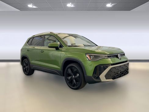 New 2026 Volkswagen Taos SE image 7