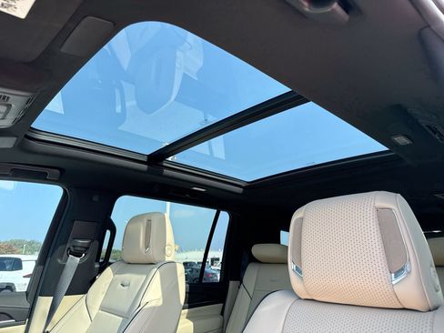 Used 2022 Cadillac Escalade ESV Premium Luxury RWD image 16