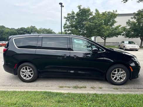 Used 2025 Chrysler Pacifica Select FWD image 4
