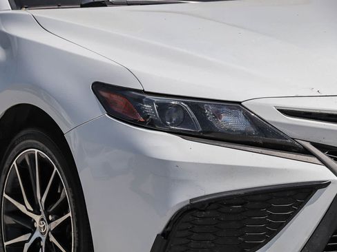 Used 2022 Toyota Camry SE FWD image 4
